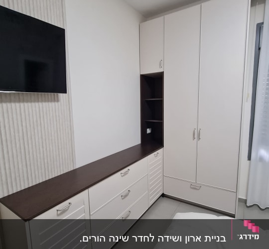ארון בגדים ומגירות מעץ בחדר שינה